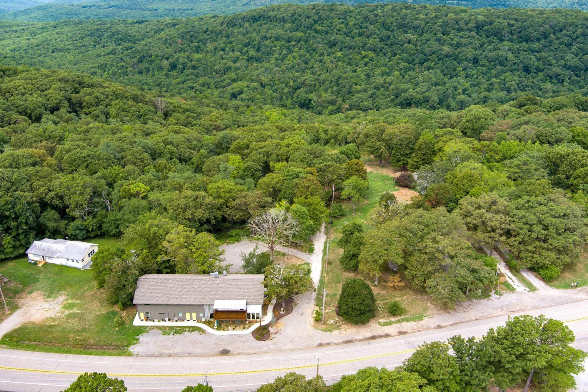 Отель Bigfoot Hideout Winslow Экстерьер фото